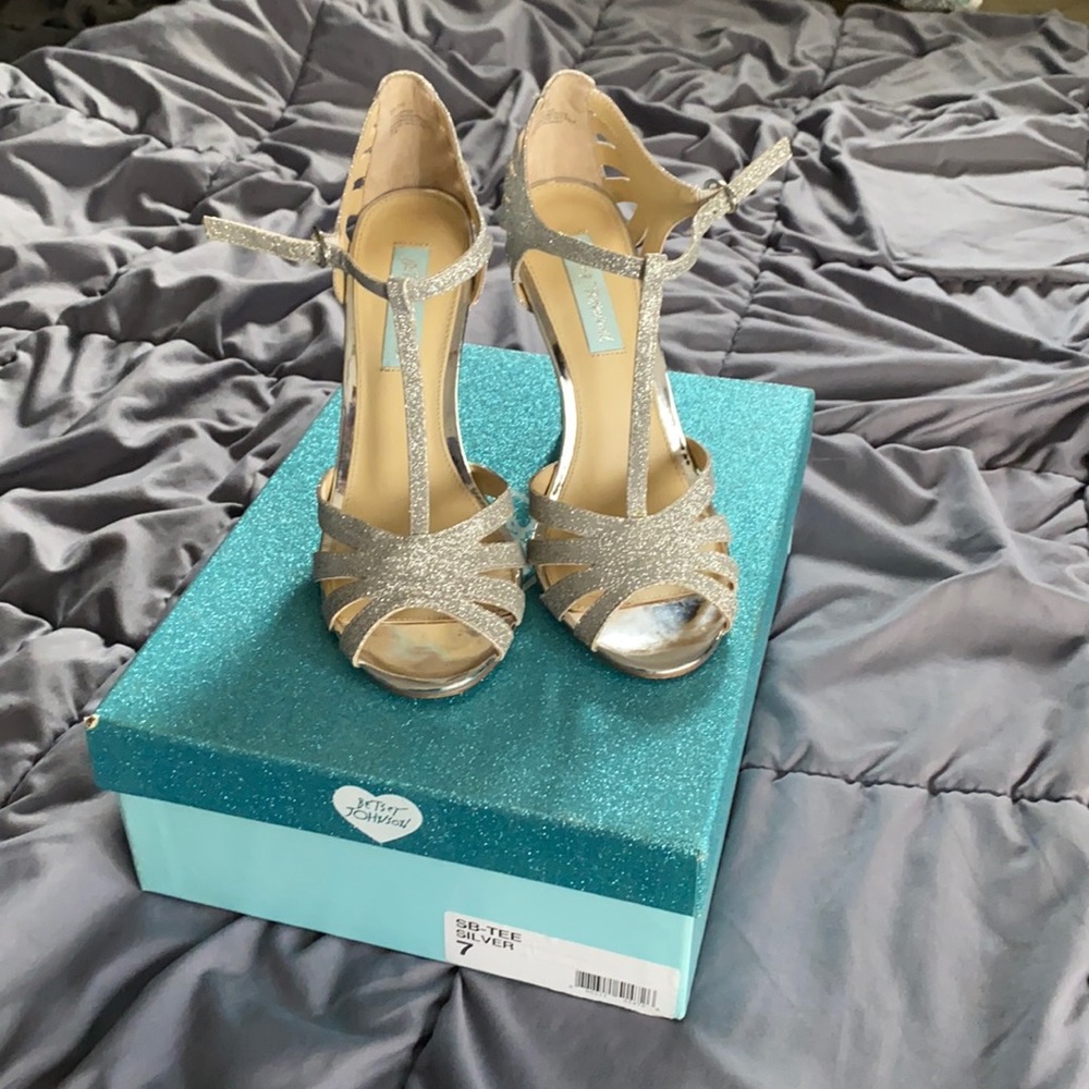 Betsy Johnson Diamond Silver Blue Bottom Wedding Heels Size 7